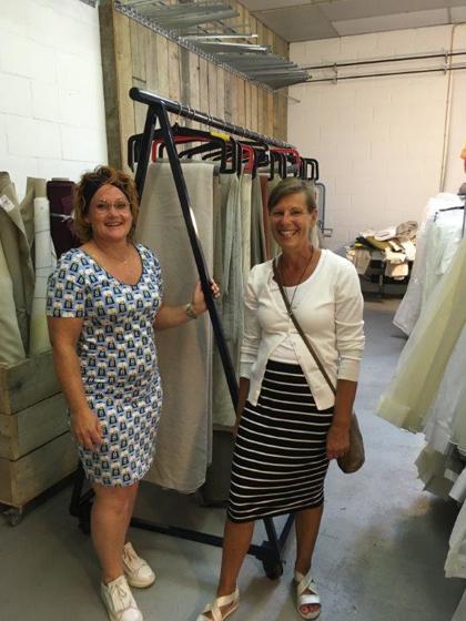 Marianne en Helmy bij de eerste lading gordijnen voor huurders van ’thuis.