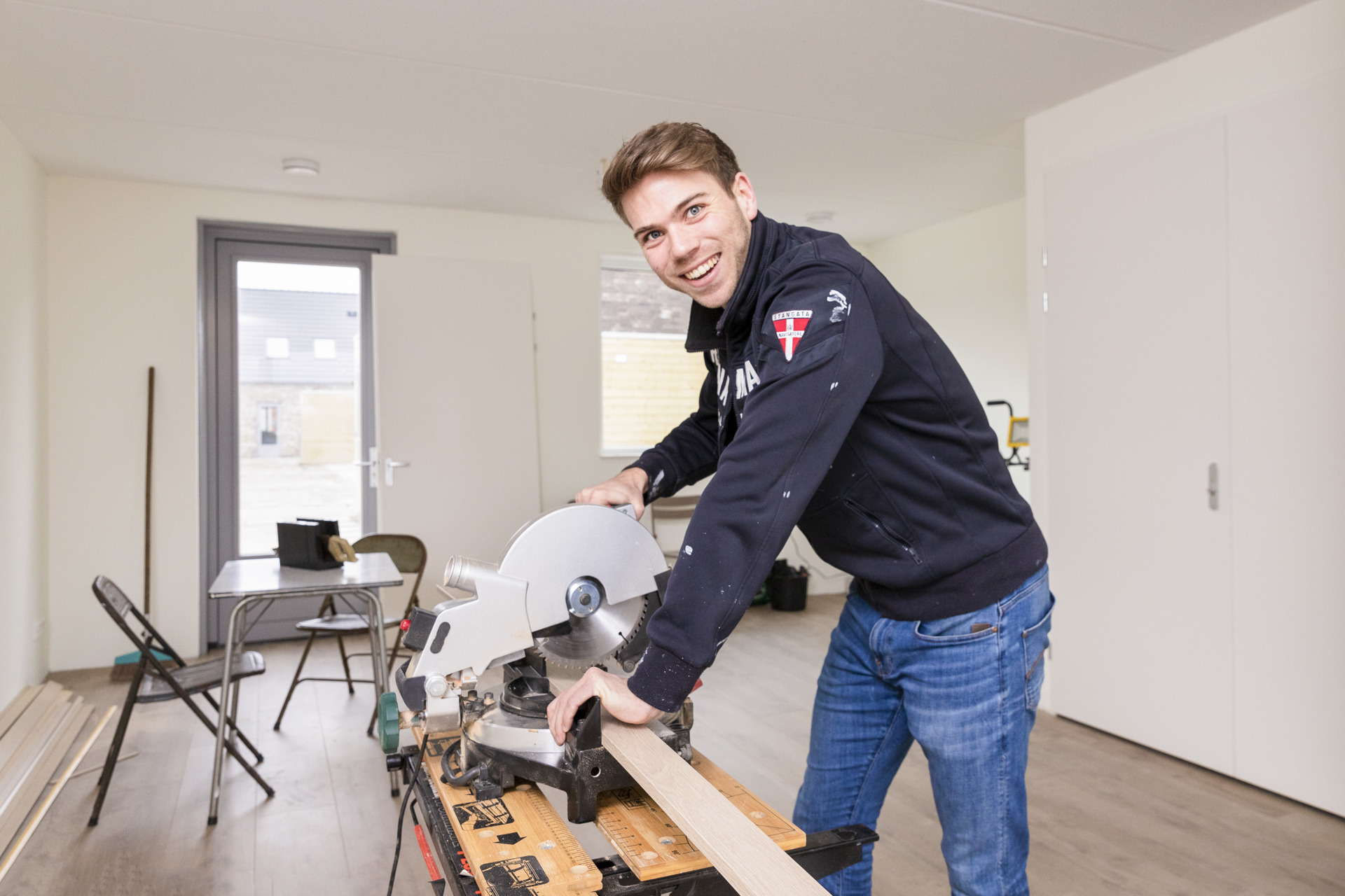 Sander aan het klussen in zijn nieuwe woning
