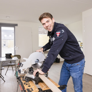 Sander aan het klussen in zijn nieuwe woning