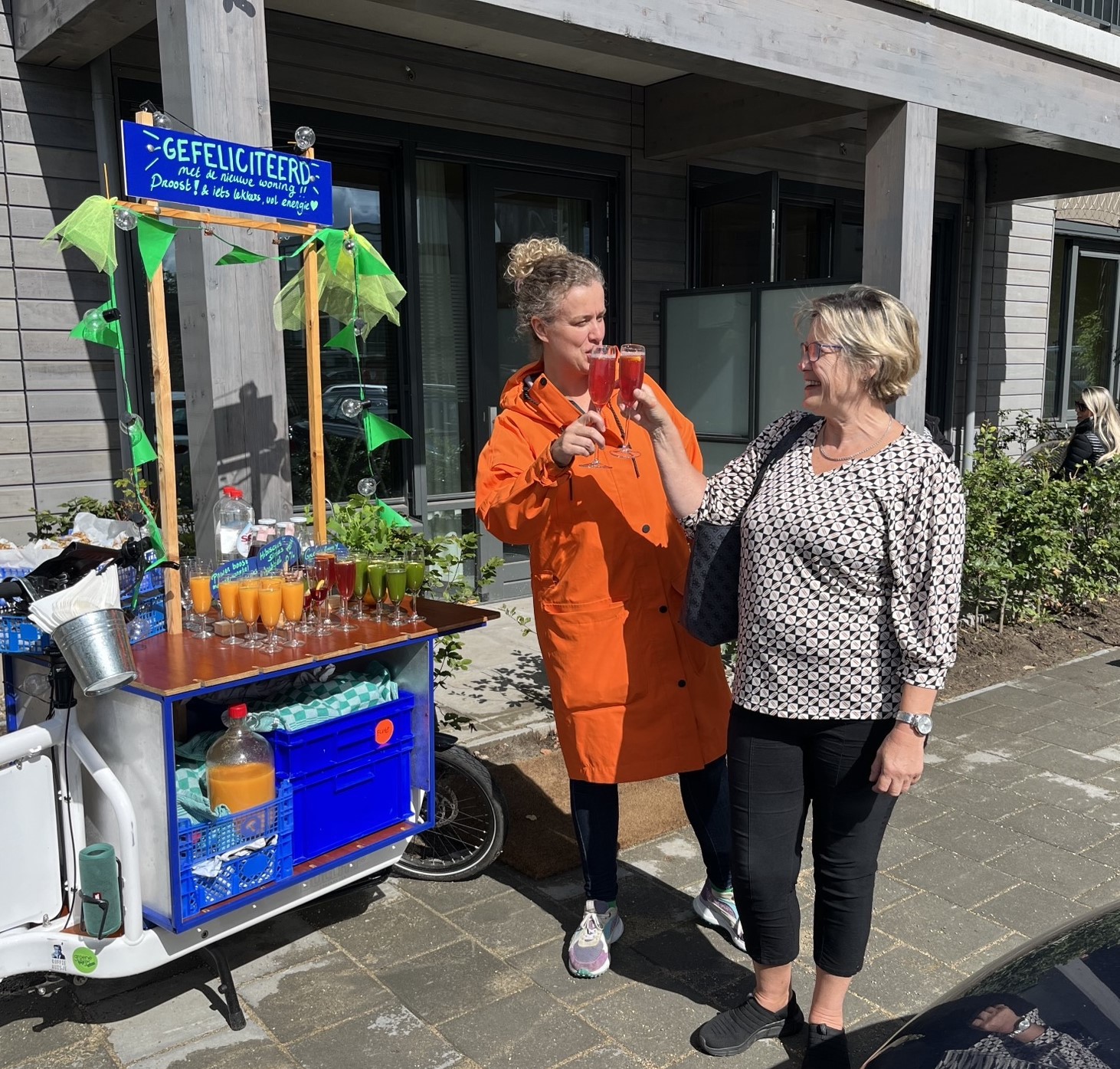 De nieuwe bewoners van de Ambacht met een feestelijk proostdrankje