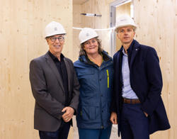 V.l.n.r Luc Severijnen (directeur-bestuurder bij ’thuis), Mieke Verhees (wethouder van wonen, wijken, ruimte en dienstverlening), Sander van Doorn (directeur bij Huybregts-Relou).