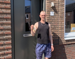 Een nieuwe huurder ontvangt de sleutel van een woning aan Moorland Oirschot