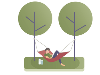 Een jonge man ligt in een hangmat tussen twee bomen