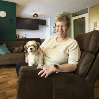 Sheila met haar hondje in de favoriete stoel van haar overleden vriend